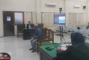 Terdakwa Muhtar Bin Hasan mendengakan pembacaan Amar Putusan Majelis Hakim. (foto: LVL)