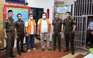 Tersangka AS (kiri) dan Tersangka S dijebloskan ke dalam Rutan Klas IIA Samarinda, keduanya diduga melakukan Tindak Pidana Korupsi Proyek Lanjutan Pembangunan Jalan Tengarong-Loa Kulu-Loa Janan Section 8. (foto: Exclusive)
