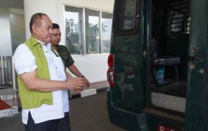 Tersangka AS digiring petugas ke mobil tahanan. (foto: Exclusive)