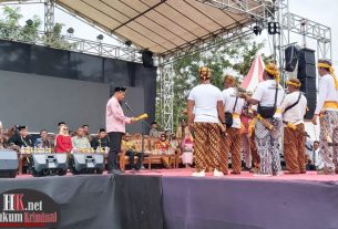 Sambutan Sultan Kutai Kartanegara Ing Martadipura Adji Muhammad Arifin dibacakan keluarga Kesultanan. (foto: LVL)
