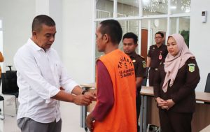 Kajari Samarinda Firmansyah Subhan melepas baju tahanan Tesangka Andi Abdul Haris setelah memperoleh Keadilan Restoratif. (foto: Exclusive)