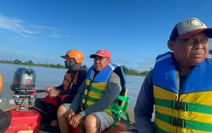 Tim SAR Gabungan mencari Irmansyah yang dilaporkan jatuh dan tengelam di Sungai Mahakam. (foto: Tim SAR)