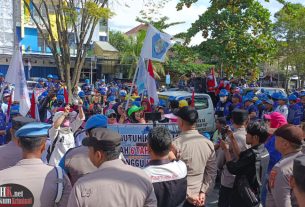 Aksi demonstrasi ratusan Buruh TKBM Komura Samarinda di depan Pengadilan Negeri Samarinda mendapat pengawalan Kepolisian. (foto: ib)
