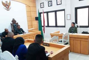 Pertemuan antara Kuasa Hukum Koperasi TKBM Komura dengan PT PSP dipimpin Ketua Pengadilan Samarinda Darius Naftali, SH, MH didamping Panitera Hadi Riyanto. (foto: Lukman)