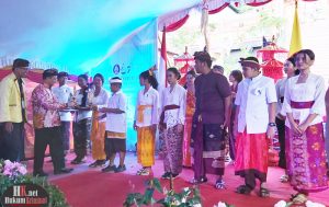 Wakil Gubernur Kaltim Hadi Mulyadi serahkan Piala kepada para pemenang lomba dan pertandingan yang digelar pada Peradah Festival Day. (foto: Lukman)