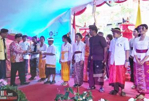 Wakil Gubernur Kaltim Hadi Mulyadi serahkan Piala kepada para pemenang lomba dan pertandingan yang digelar pada Peradah Festival Day. (foto: Lukman)