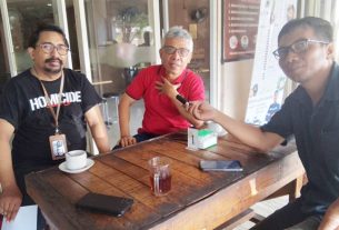Panitia Wartawan Legend Award Charles Siahaan (tengah) Faisal Rachman (kiri) dan Suriyatman. (foto: Exclusive)