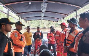 Sebagian dari Tim SAR Gabungan yang melalukan pencarian terhadap Syamsuddin. (foto: Tim SAR)