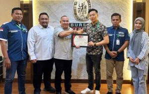 Penyerahan Sertifikat ISPO oleh Certification Business Unit Manager PT BVI Fajar Deniswara kepada Direktur Operasional PT APSL Johannes K, di Kantor PT BVI, Jum’at (8/9/2023). (foto: Exclusive)