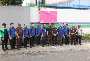 Tim Penyidik JAM Pidsus Kejagung bekerja sama dengan Kejaksaan Negeri Kota Malang memasang tanda penyitaan aset. (foto: Exclusive)