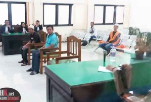 Terdakwa Arif bersama Terdakwa Yudi mendengarkan Amar Putusan Majelis Hakim. (foto: Lukman)
