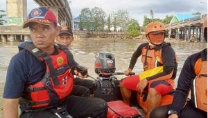 Unit Siaga SAR Samarinda melakukan pencarian terhadap Dani. (foto: Tim SAR)