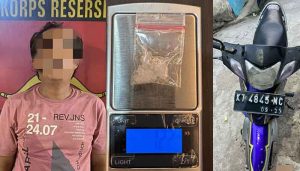 Tersangka SY dan barang bukti yang disita Unit Opsnal Polsek Palaran. (foto: Exlusive)