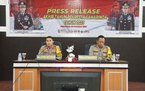 Kapolresta Samarinda Kombes Pol Ary Fadli didampingi Wakapolresta Samarinda AKBP Eko Budiarto pada Press Releas akhir tahun (foto: Exclusive)