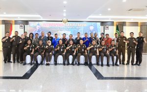Kajari Kaltim Hari Setiyono bersama awak media usai kegiatan Retrospeksi Akhir Tahun 2023. (foto: Exclusive)