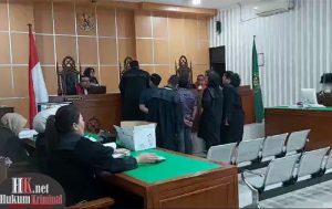 JPU menunjukkan barang bukti kepada Majelis Hakim. (foto: Lukman)