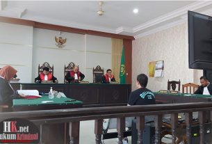 Terdakwa Endry Yonata mendengarkan pembacaan Putusan Majelis Hakim, ia dinyatakan bersalah dan dihukum 4 tahun penjara. (foto: Lukman)