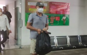 Tersangka JB saat diamankan Tim Tabur Kejaksaan bersikap kooperatif. (foto: Exclusive)