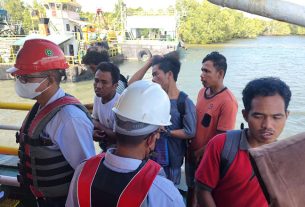 11 Nelayan Bontang dinyatakan selamat setelah Kapal yang mereka gunakan mencari ikan dihantam ombak sehingga terbalik. (foto: Tim SAR)