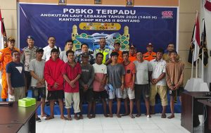 11 Nelayan Bontang dinyatakan selamat setelah Kapal yang mereka gunakan mencari ikan dihantam ombak sehingga terbalik. (foto: Tim SAR)