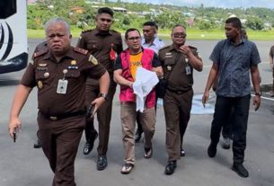 Terpidana DIU yang masuk DPO Kejari Sorong saat tiba di Bandara Papua Barat. (foto: Exclusive)