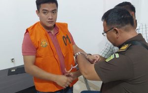 Tersangka RS ditahan setelah sempat berusaha melarikan diri. (foto: Exclusive)