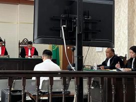 Arjuna Ginting, SH dan Rekan Penasehat Hukum Terdakwa Andri Soegianto mendampingi kliennya pada sidang pembacaan Putusan. (foto: AG)