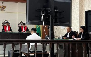 Arjuna Ginting, SH dan Rekan Penasehat Hukum Terdakwa Andri Soegianto mendampingi kliennya pada sidang pembacaan Putusan. (foto: AG)