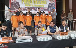 Kapolresta Samarinda Kombes Pol Ary Fadli mengungkapkan tindak pidana pencurian terhadap sejumlah Baseband Tower Telkomsel di Samarinda. (foto: Lukman)