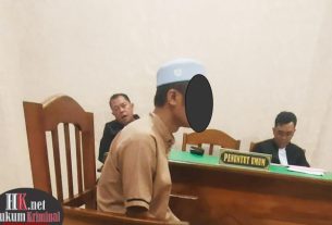 Terdakwa M Dhany Pakabu mendengarkan pembacaan Amar Putusan Majelis Hakim. (foto: BK/HK)