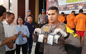 Kapolresta Samarinda Kombes Pol. Ary Fadli menunjukkan barang bukti saat Konferensi Pers. (foto: Exclusive)