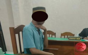 Terdakwa Muhammad Nasrullah Rahman mendengarkan pembacaan Putusan. (foto: BR/HK)