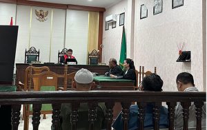 Ketiga Terdakwa tampak membelakangi kamera menunggu sidang, sementara Arjuna Ginting, SH dan rekan selaku Penasehat Hukum Terdakwa H. Mohammad Al Hamid juga sudah terlihat menunggu sidang dimulai. (foto: Exclusive)