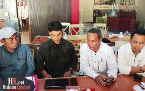 Jufri Musa, SH bersama Zaenal Muttaqin, SHI dan Makmur Ratno Jaya, SH, MH bersama Resky putra Terdakwa Jumarding saat menggelar Konferensi Pers. (foto: ib)
