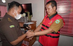 Tersangka RH ditahan dalam perkara korupsi pengadaan KWH Meter untuk masyarakat tidak mampu, yang berasal dari Dana Hibah APBD Kabupaten Kubar Tahun Anggaran 2021. (foto: Exclusive)