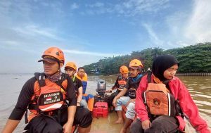 Tim SAR Gabungan mencari Fahri hingga hari Ke-7, namun hasilnya nihil. Pencarianpun dihentikan. (foto: Tim SAR)