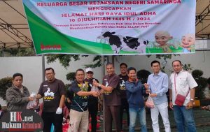 Kajari Samarinda Firmansyah Subhan, Kasi Pidum Indra Rivani, dan Kasi Intel Efrandy Rusdy Quiliem serahkan daging Hewan Qurban kepada perwakilan Wartawan. (foto: AI/HK)