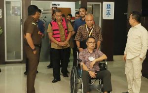 Para Tersangka pada proses Tahap II kepada Jaksa Penuntut Umum Kejaksaan Negeri Jakarta Selatan. (foto: Exclusive)