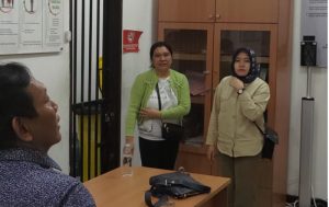 SL (kiri) saat diamankan Tim SIRI Kajaksaan Agung. (foto: Exclusive)