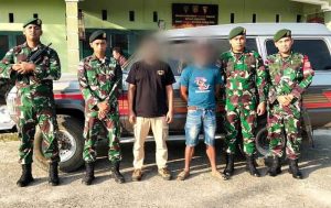 Satgas Pamtas RI-Malaysia Yonarmed 11 Kostrad Pos Tembalang mengamankan 2 orang yang mencoba menyelundupkan mobil dari Malaysia. (foto: Pendam VI/Mlw)