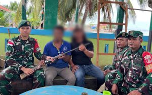 Warga Nunukan Serahkan Senjata Api Rakitan kepada Satgas Pamtas Yonarmed 11 Kostrad. (foto: Pendam)