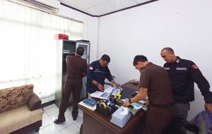 Tim Penyidik Bidang Tindak Pidana Khusus Kejati Kaltim menggeledah Kantor Perusda BKS. (foto: Exclusive)