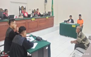 Saksi Herman memberikan keterangan dalam persidangan. (foto: SLP)