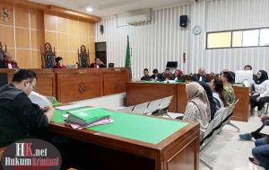Terdakwa Andriyani, Suparlan, dan Bambang Purnama pada sidang pemeriksaan saksi-saksi. (foto: Lukman)