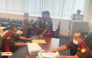 Tim Penyidik Bidang Tindak Pidana Khusus Kejati Kaltim geledah eks Kantor DBON Kaltim. (foto: Exclusive)