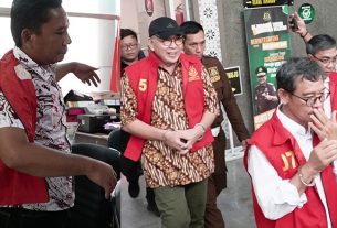4 dari 5 tersangka dalam perkara izin dan pengusaan lahan untuk Perbekunan Sawit Tahap II. (foto: Exclusive)