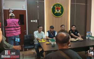 Kasi Penkum Kejati Kaltim Toni Yuswanto, SH, MH didampingi Kasi Intelijen Kejari Samarinda Bara Mantio Irsahara, SH, MH dan Plh. Kasi Pidsus Apriady Maradian dalam Konferensi Pers di Kejaksaan Negeri Samarinda oleh. (foto: Lukman)