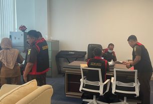 Tim Penyidik Bidang Tindak Pidana Khusus Kejati Kaltim geledah eks Kantor DBON Kaltim. (foto: Exclusive)