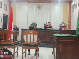 Terdakwa Rahol Suti Yaman mendengarkan pembacaan putusan Majelis Hakim. (foto: ib)