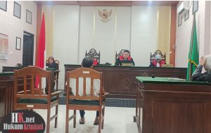 Terdakwa Rahol Suti Yaman mendengarkan pembacaan putusan Majelis Hakim. (foto: ib)